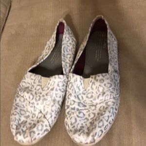 White silver cheetah toms